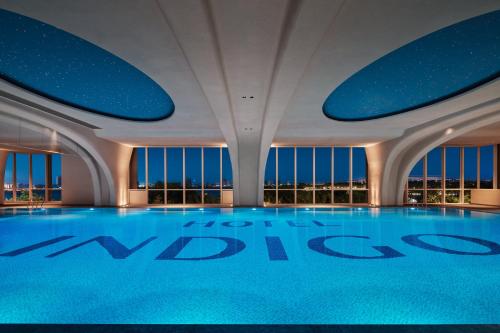 Kolam renang di atau dekat dengan Hotel Indigo Shanghai Harbour City