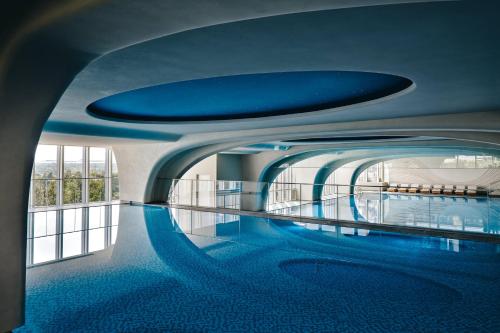 Kolam renang di atau dekat dengan Hotel Indigo Shanghai Harbour City