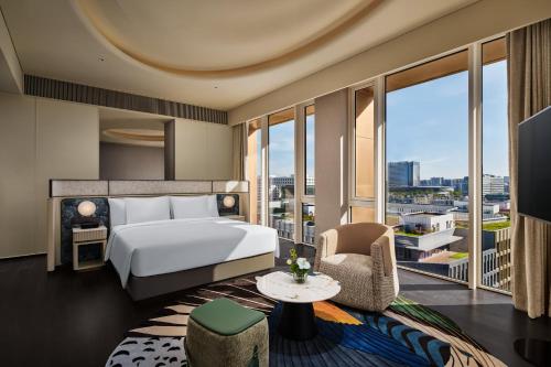 Katil atau katil-katil dalam bilik di Hotel Indigo Shanghai Harbour City