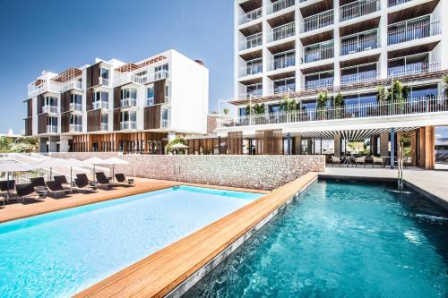 una piscina di fronte a un edificio di Ocean Drive Talamanca a Talamanca