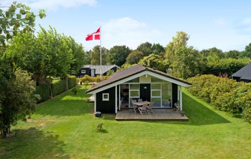 Un jardín fuera de Lovely Home In Askø With Wifi