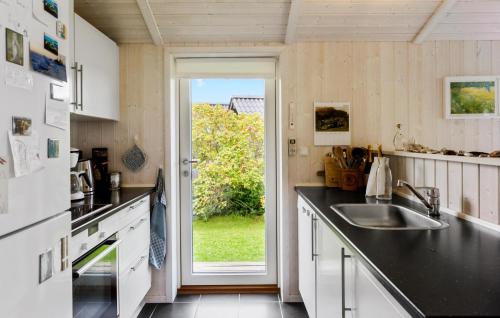 Una cocina o cocineta en Lovely Home In Askø With Wifi