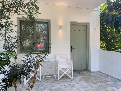 Κήπος έξω από το Paralies Resort