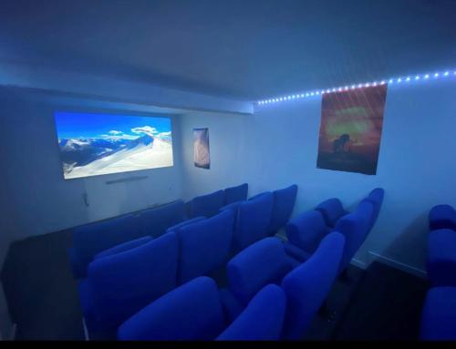 Una televisión o centro de entretenimiento en Chalet familial 6 chambres 250m2