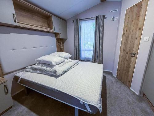 Ένα ή περισσότερα κρεβάτια σε δωμάτιο στο Beautiful Caravan With Decking And Free Wi-Fi At Broadland Sands Ref 20372Bs