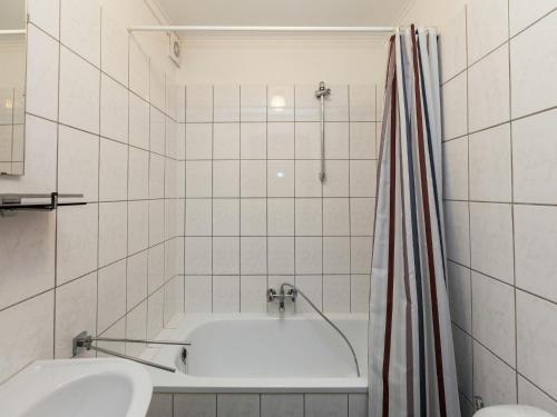 Ένα μπάνιο στο Peaceful Bohon Apartment