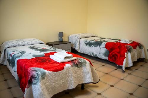 ein Zimmer mit zwei Betten mit Handtüchern darauf in der Unterkunft Sun House in Santa Maria del Cedro