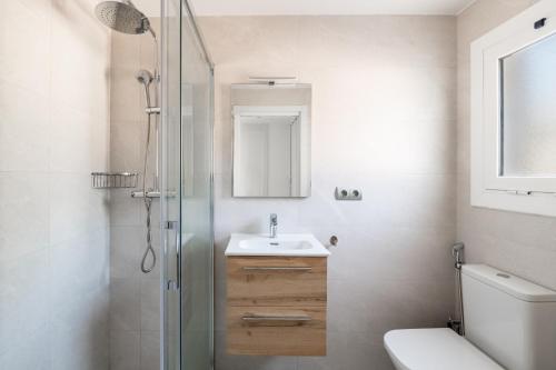 a bathroom with a sink and a shower and a toilet at Sitges Blue - completamente reformado en 2025 in Sitges