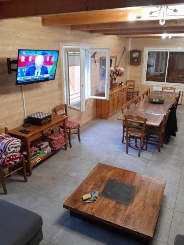 Una televisión o centro de entretenimiento en Chalet familial 6 chambres 250m2
