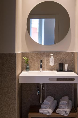 a bathroom with a sink and a mirror at Palazzo Buenos Aires in Milan