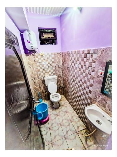 ein Badezimmer mit Toilette und Waschbecken in der Unterkunft The Rawscape hostel in Kausani