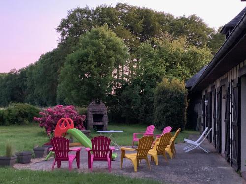 a group of chairs and a table with a water slide at Villa Les hortensias RDC in Maniquerville