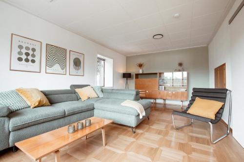 a living room with a couch and a table at Ferienhaus Tannenblick Rochlitz in Rochlitz