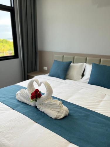 a swan made out of towels on a bed at UPMOON Hotel in Ban Suan