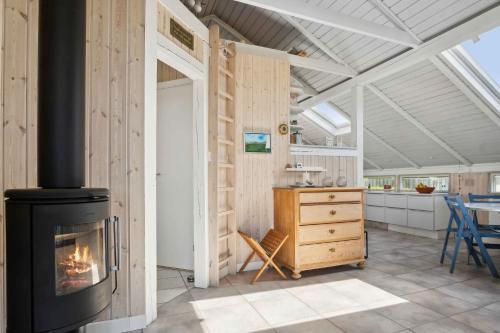 Cozy Summer House In Føns With Sea Viewにあるキッチンまたは簡易キッチン