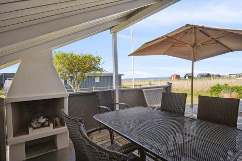 Cozy Summer House In Føns With Sea Viewにあるバルコニーまたはテラス