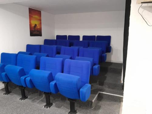 un grupo de sillas azules en una habitación en Chalet familial 6 chambres 250m2, en Le Dévoluy