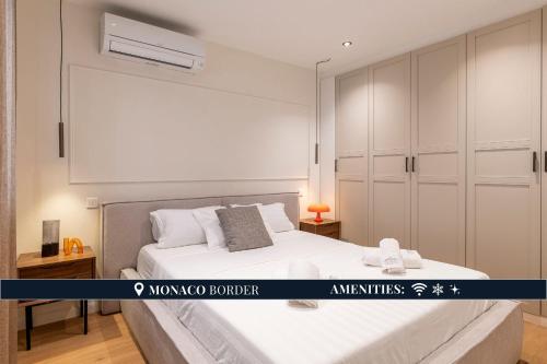 Modern 2-Room Apartment on Monaco Border - Premium Amenities and Elegant Designにあるベッド
