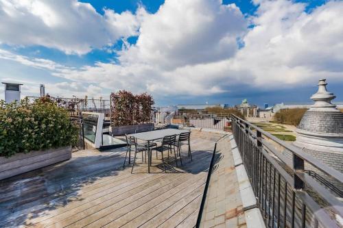 ブリュッセルにあるLuxury Penthouse with Panoramic Views 3BRの木製デッキ(テーブル、椅子付)