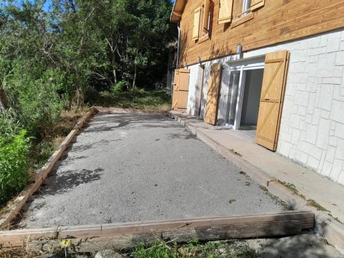 El barrio de los alrededores o un barrio cerca de este chalet de montaña