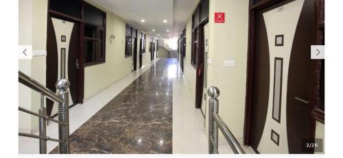 a corridor of a building with at Hotel O Alpine in Chandīgarh