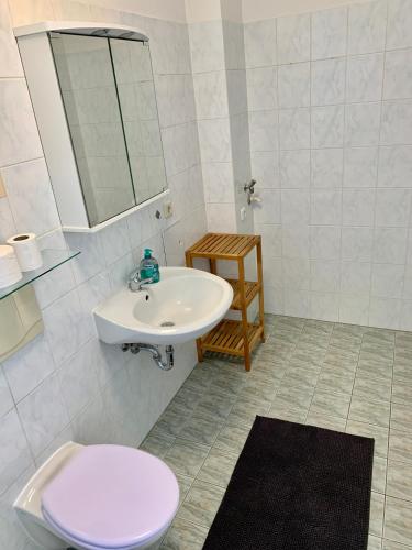 Ένα μπάνιο στο Moderne Ferienwohnung im Zentrum von Grimma
