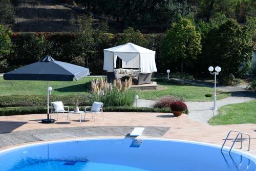 een zwembad met een tent naast een huis bij Escape Villa in Melissochori in Melissochórion