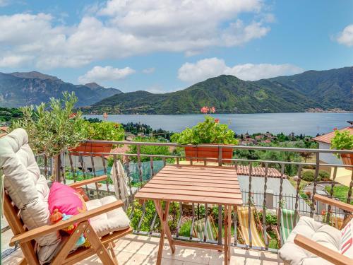 a balcony with a table and chairs and a view of the water at La Casa Della Seta in Mezzegra
