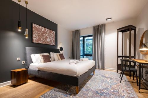 une chambre d'hôtel avec un lit et un bureau dans l'établissement Galata 21, à Istanbul