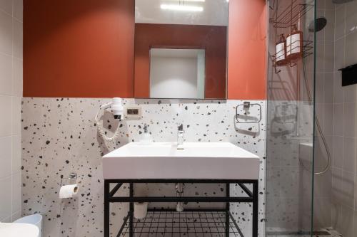une salle de bains avec un lavabo et un miroir dans l'établissement Galata 21, à Istanbul