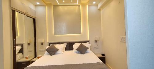 Un dormitorio con una cama con un espejo grande. en Paradise, en Haridwar