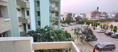 una vista de una ciudad con coches aparcados en un aparcamiento en Paradise, en Haridwar