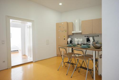 Spacious stylish designed 3 Bedroom Apartment near Naschmarkt and city center