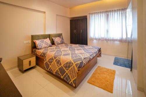 una camera con letto, finestra e tappeto di Star Ashiyana Near Airport 2bhk Spacious Flat a Kolhapur
