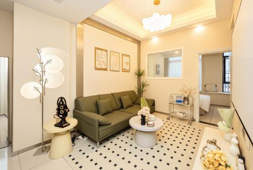 a living room with a couch and a table at Qingfeng B&B in Guangzhou