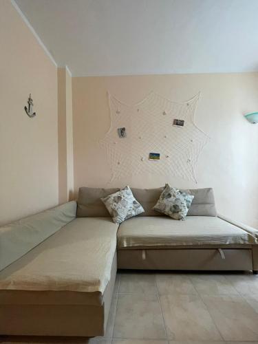 a couch in a room with a wall at Il Tramonto in Altino