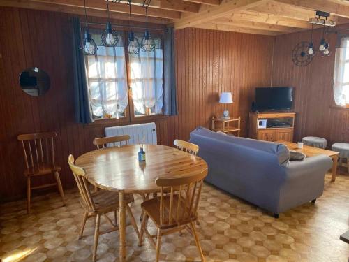 un salon avec une table et un canapé dans l'établissement Chalet 6 personnes Besse et Saint Anastaise, à Besse-et-Saint-Anastaise