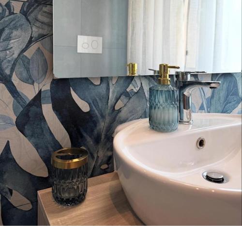 a bathroom with a sink and a mirror at CaLaDream B&B in Trebisacce