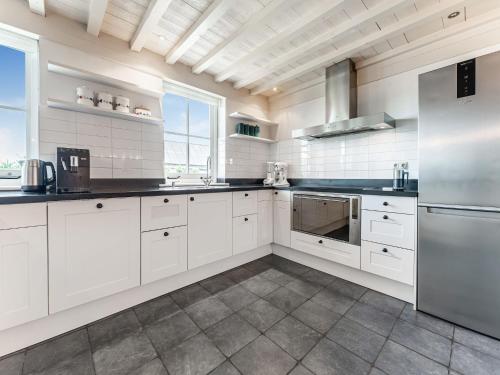 Η κουζίνα ή μικρή κουζίνα στο Spacious Holiday home De Pauwenhof