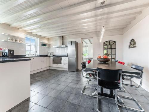 Η κουζίνα ή μικρή κουζίνα στο Spacious Holiday home De Pauwenhof