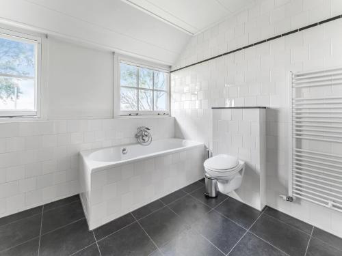 Ένα μπάνιο στο Spacious Holiday home De Pauwenhof