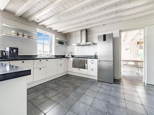 Η κουζίνα ή μικρή κουζίνα στο Spacious Holiday home De Pauwenhof