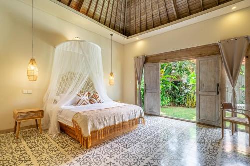 un dormitorio con una cama con mosquitera en LePalms villa, 2min Beach, 10min Atlas,Finns Club, en Canggu