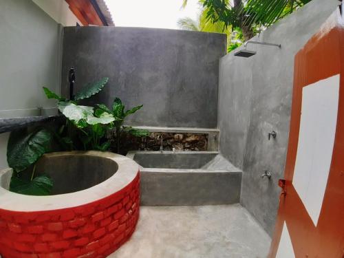 une salle de bain avec une baignoire et un lavabo dans l'établissement Sunny Boutique Villa, à Tangalle