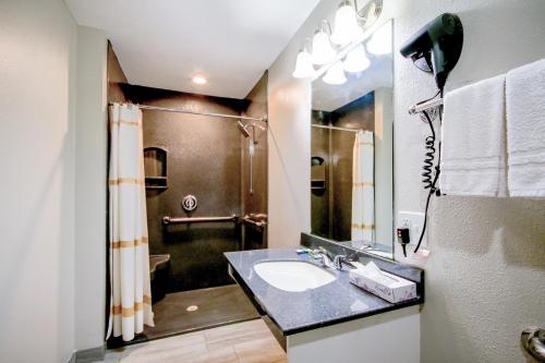 une salle de bain avec un lavabo et une douche dans l'établissement Hotel Arthur by OYO Glenwood Hwy 34, à Glenwood