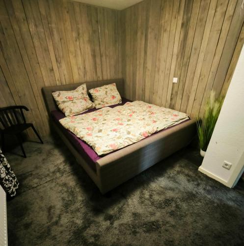 ズンデルンにあるFerienwohnung Gute Zeitのベッド1台(枕2つ付)
