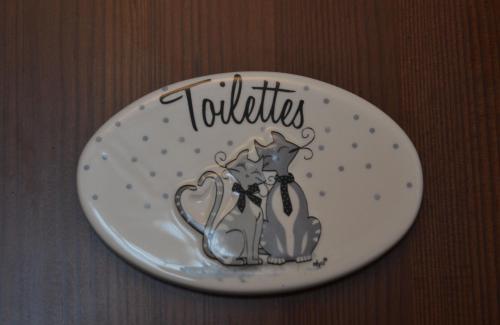 a plate with a cat on it with the word turtles at Casa Mortarino in Bozzole