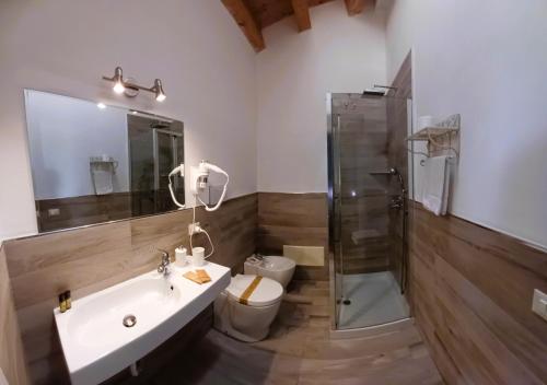 ein Badezimmer mit Waschbecken, Dusche und Toilette in der Unterkunft Terre e Torri Country Resort in Lascari