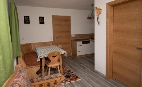 a living room with a table and a kitchen at Lexahaus in Liesing