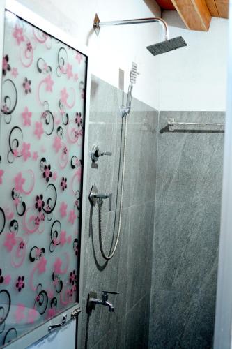Bilik mandi di Polhena Orchid Villa
